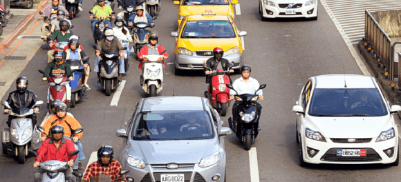 Straßenverkehr auf einer stark befahrene Straße im Ausland 