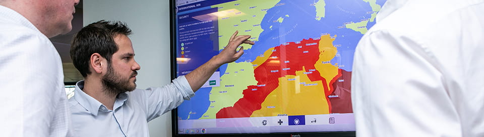 Reisesicherheit für Mitarbeiter: Person zeigt auf die Travel Risk Map