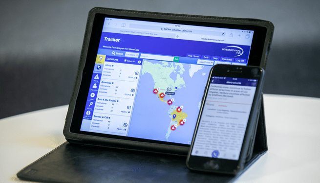 Auf einem Tablet und einem Smartphone ist die Softwarelösung Tracker zu sehen - zur Lokalisierung Ihrer Mitarbeiter.