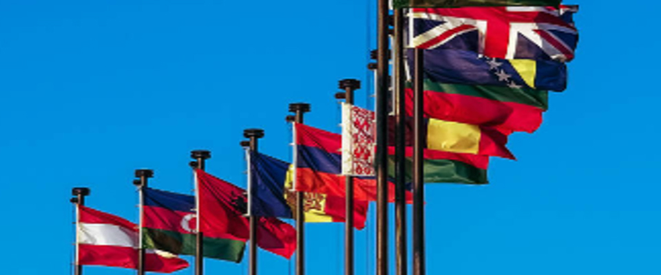 Fürsorgepflicht weltweit: Flaggen verschiedener Nationen sind zu sehen